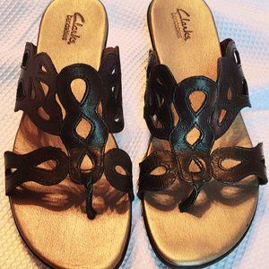 Clarks Bendables Black leather wedge thongs